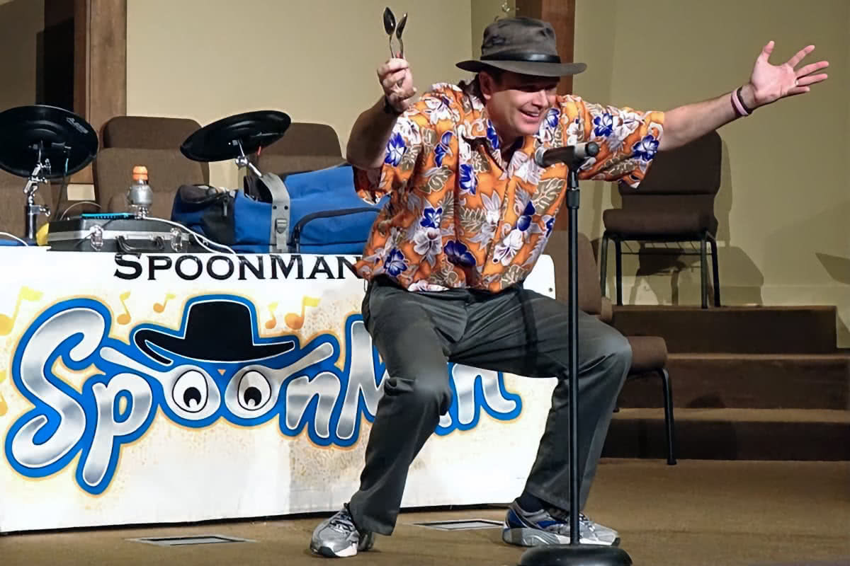 spoon man performing